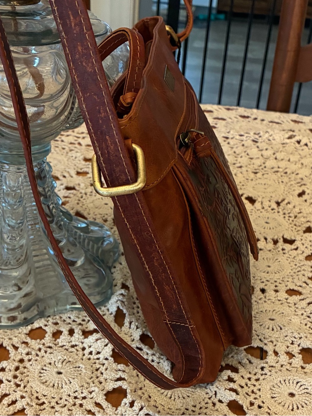 NWT Valenchi Women's Brown Tooled Leather Crossbody Bag with Floral Detail - Picture 8 of 16